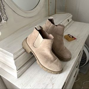 Steve Madden Howler Bootie - Cream Tan Suede - Size 9